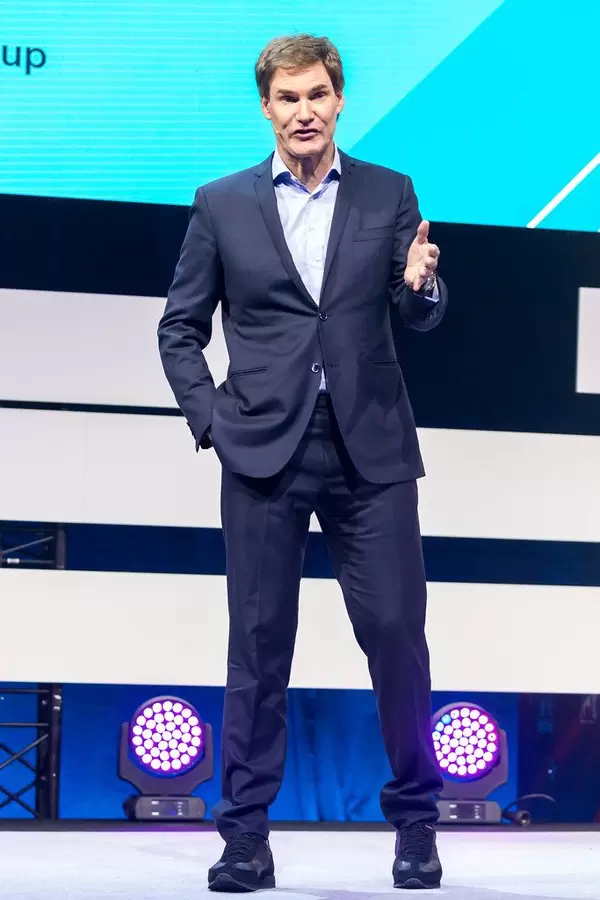 Carsten Maschmeyer hält eine Rede auf der Digital X in Köln