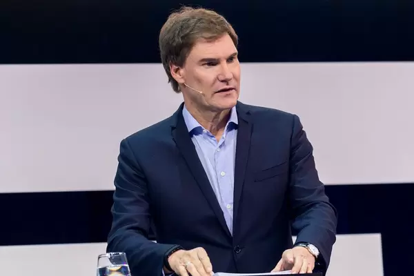 Carsten Maschmeyer, Investor der Höhle der Löwen auf der Bühne bei der Digital X in Köln