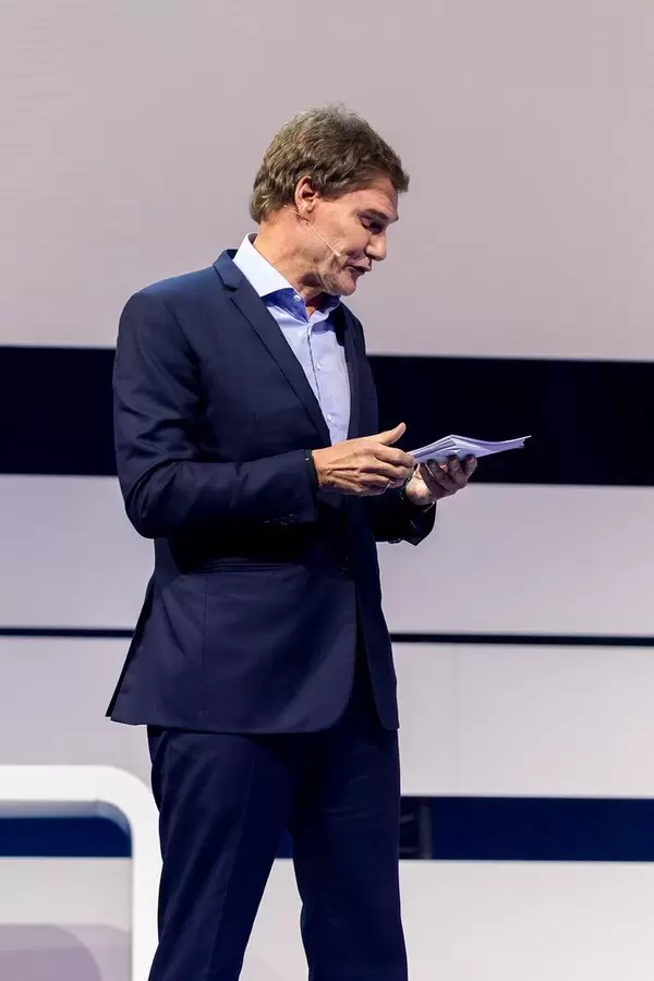 Carsten Maschmeyer on stage reading