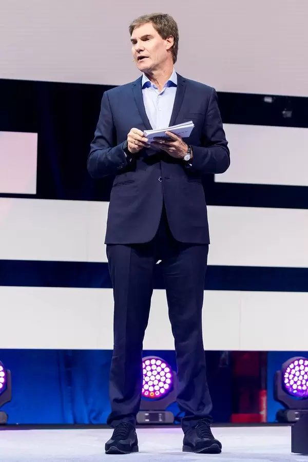 Carsten Maschmeyer steht auf der Bühne und präsentiert