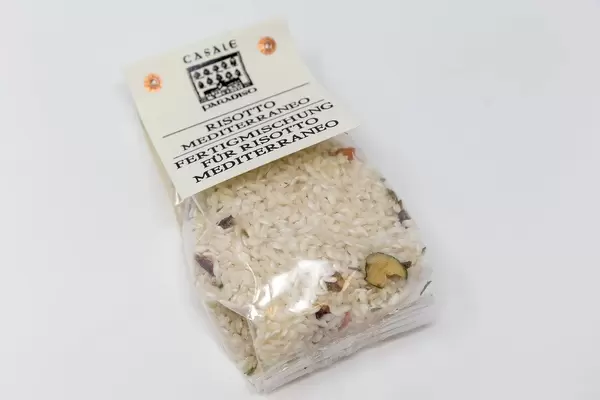 Casale Paradiso Risotto Mediterraneo-Fertigmischung, in Plastikverpackung, vor weißem Hintergrund