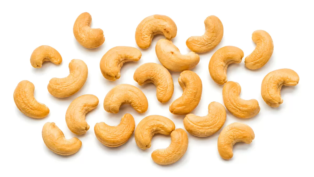 Cashewkerne auf weißem Hintergrund freigestellt