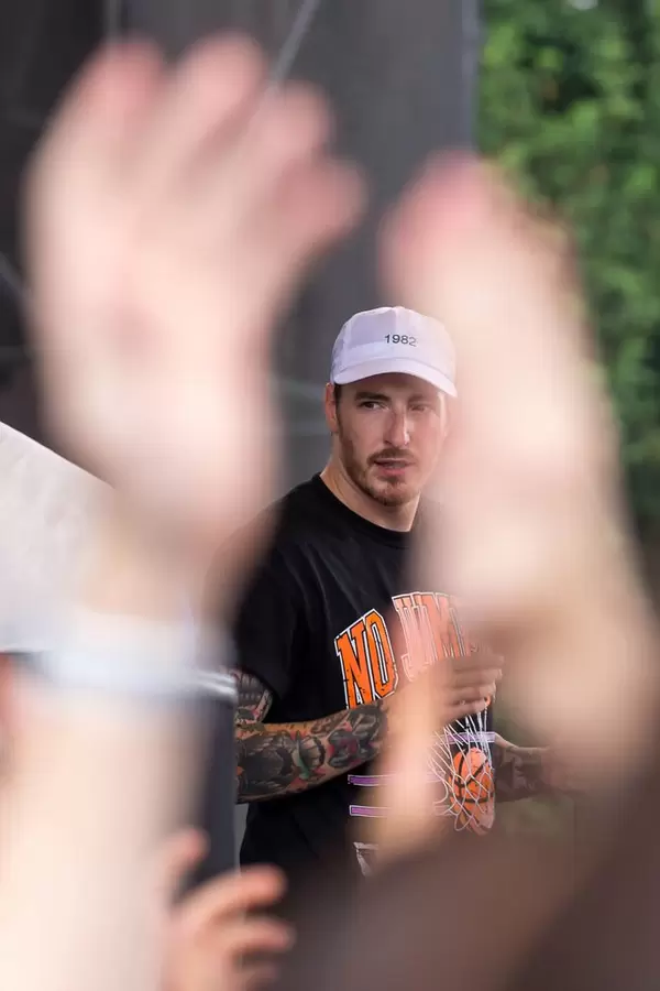 Casper auf der Bühne und klatschende Hände der Fans im Vordergrund