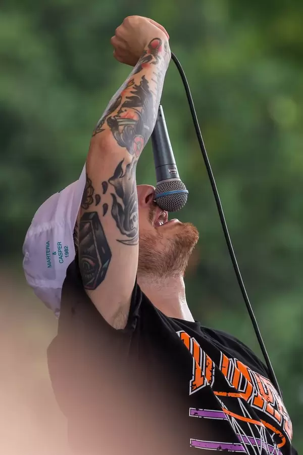 Casper hält das Mikro kopfüber beim Singen