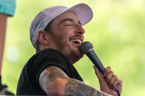 Casper lächelt beim Konzert