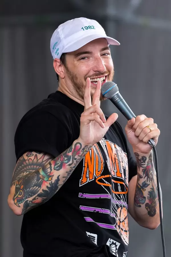 Casper mit Mikro und strahlendem Lächeln