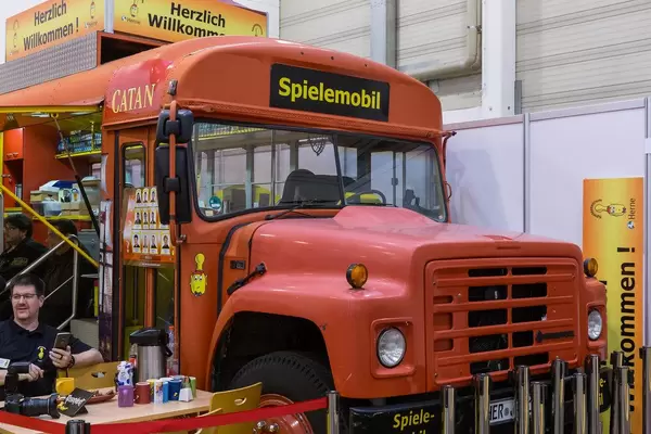 Catan Spielemobil aus der Nahaufnahme - alter Schulbus
