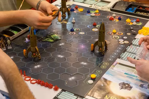 Catan Sternenfahrer ausgebreitet auf dem Tisch und gespielt von Fans auf dem Messe in Essen
