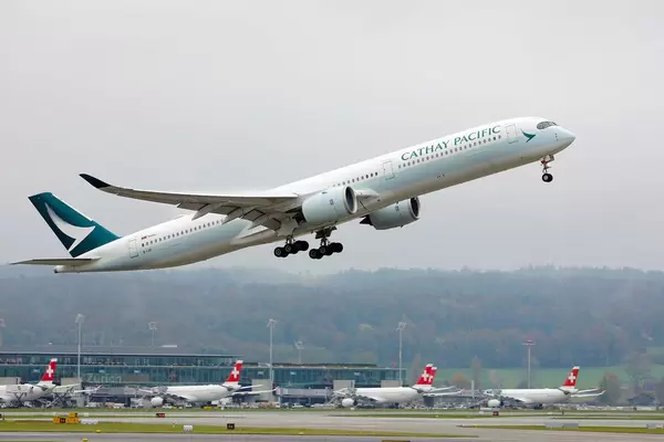Cathay Pacific Airbus A350 Flugzeug startet vom Flughafen Zürich