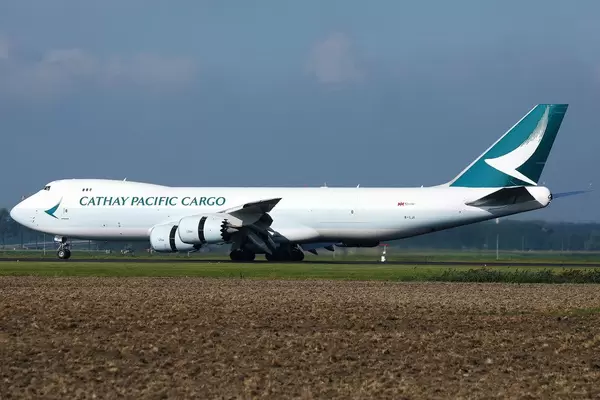 Cathay Pacific Cargo Boeing-B747 Jumbo Flugzeug auf dem Rollfeld des Amsterdam Flughafen Schiphol