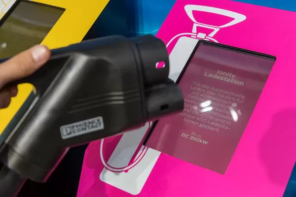 CCS-Ladesystem für Ford Elektroautos, an der Ionity Ladestation