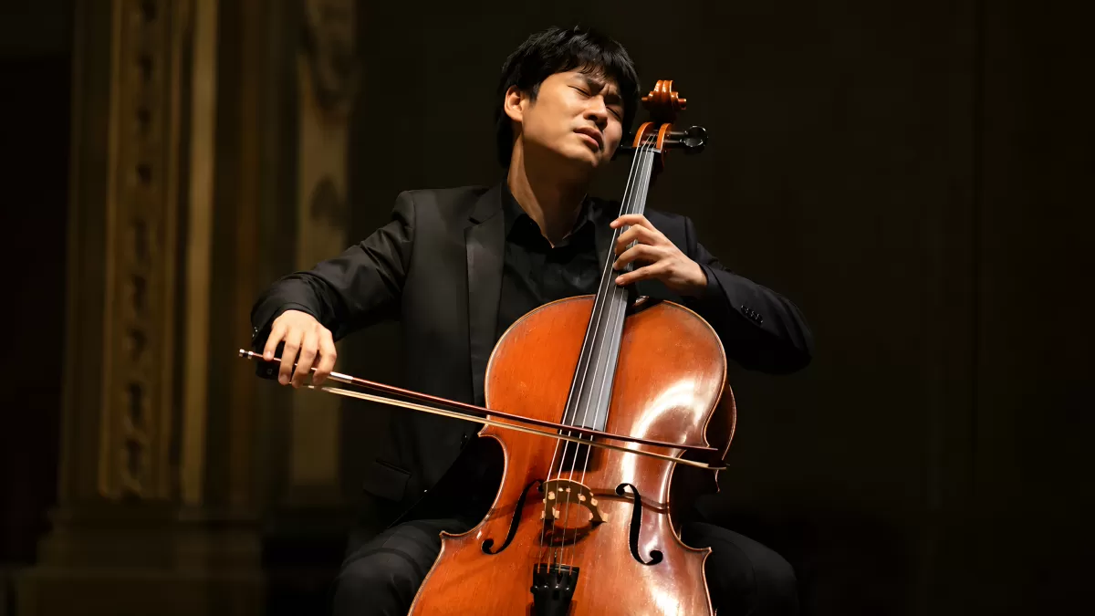 Cellist spielt leidenschaftlich auf einer Bühne