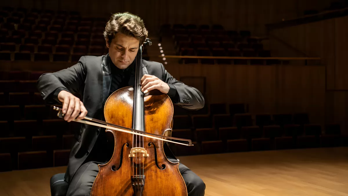 Cellist spielt Solo auf leerer Konzertbühne
