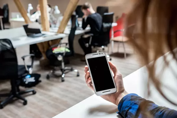 Cellphone at work / Handy bei der Arbeit