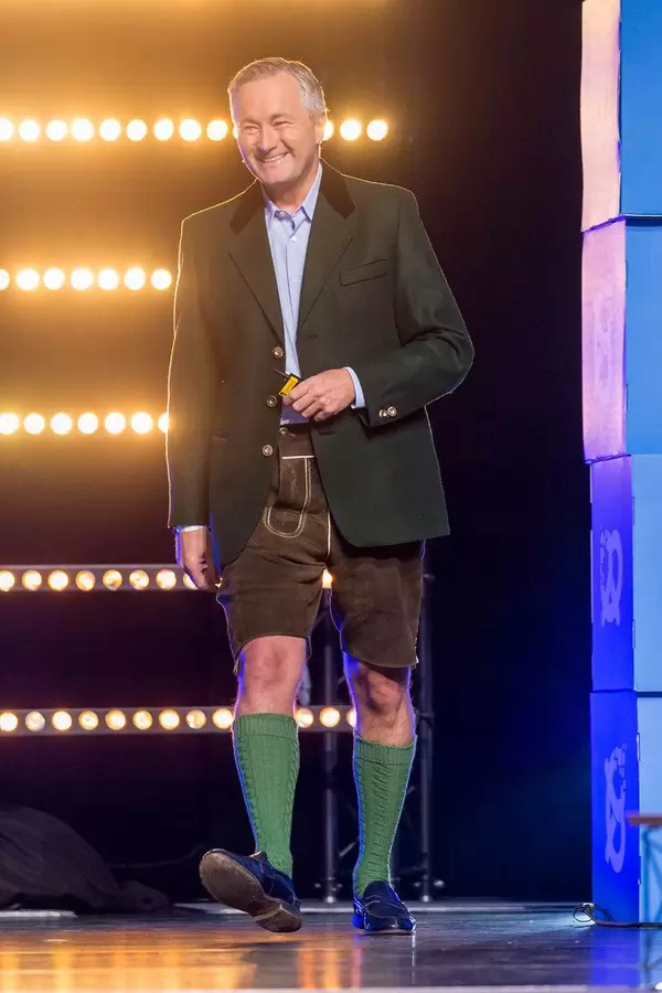 CEO von Vodafone Deutschland Hannes Ametsreiter tritt auf die Bühne von der Bits & Pretzels Konferenz in München