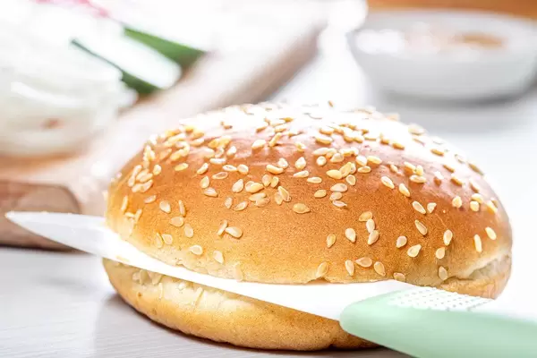 Ceramic knife cut the bun for the Burger in half (Flip 2019)