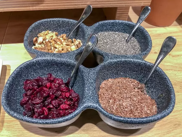 Cerealien-Frühstück mit Kirschen, Walnüssen und Chiasamen in marmorierten Schalen im Köpenicker Pentahotel, Berlin