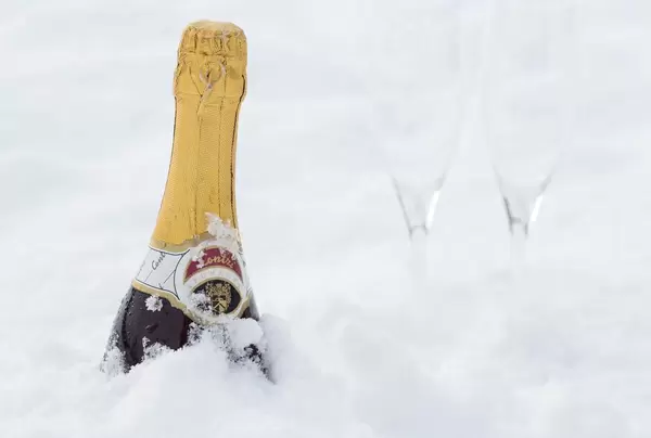 Champagne cooling in snow