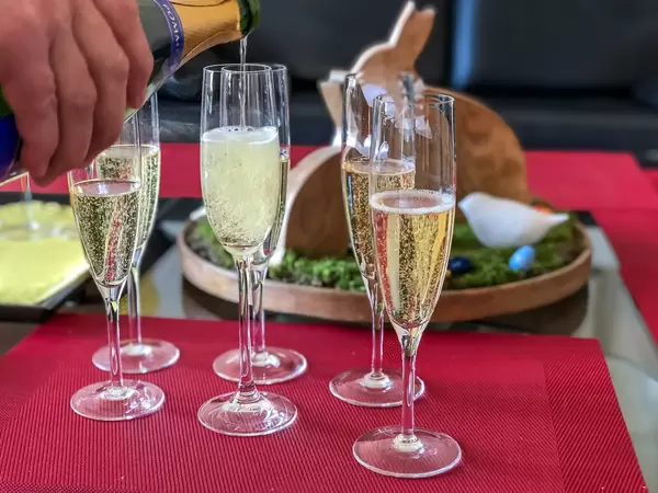 Champagner wird eingeschenkt