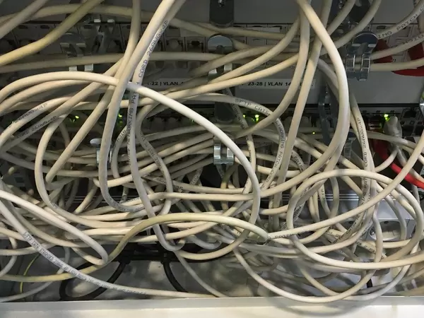 Chaos in the office: cables become a knotty mess