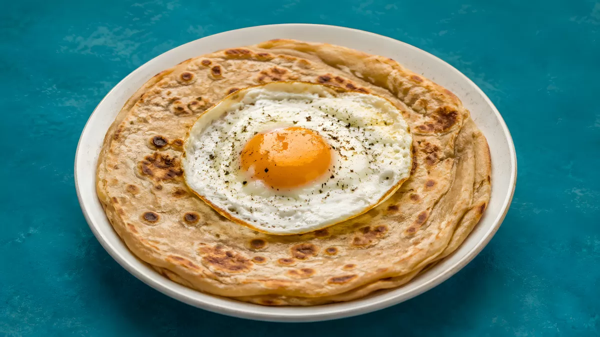 Chapati mit Spiegelei auf weißem Teller
