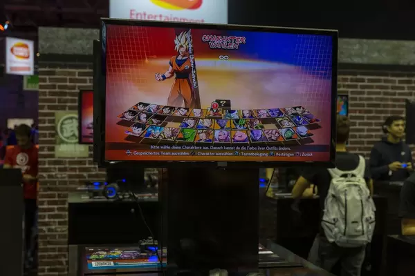 Charakterauswahl des 2,5-D-Kampfspiel Dragonball FighterZ an einer Spielstation auf der Gamesom