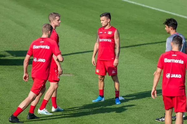Charles Aránguiz und seine Mannschaftskollegen beim Fußballtraining