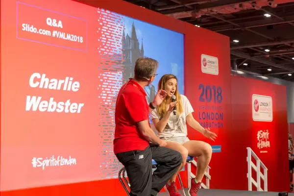 Charlie Webster auf der Bühne während der London Marathon Messe