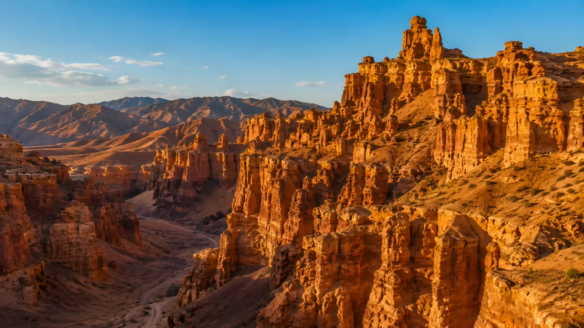 Charyn-Canyon in Kasachstan im goldenen Abendlicht
