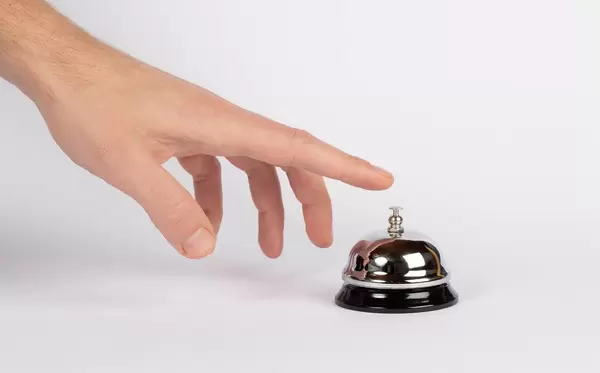 Check-in im Hotel und Bezug des reservierten Hotelzimmers durch Betätigen der Serviceklingel