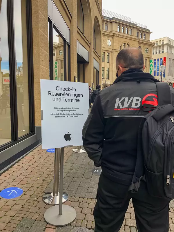 Check-In Warteschlange für Reservierungen und Termine im Applestore in Köln