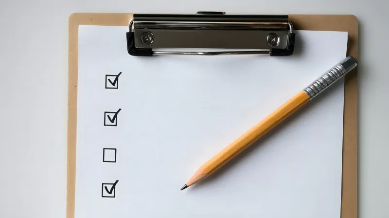 Checkliste mit Bleistift auf Klemmbrett