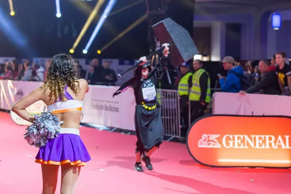 Cheerleader looking at the "man with the hammer" - Frankfurt Marathon 2017