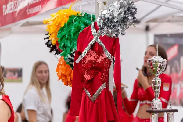 Cheerleader-Outfit mit bunten Pompons
