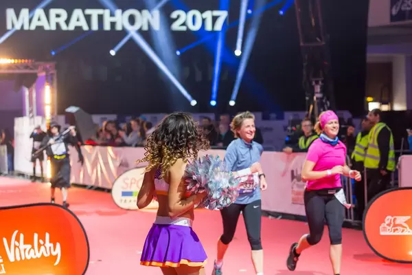 Cheerleaderin feuert die Läuferinnen an - Frankfurt Marathon 2017