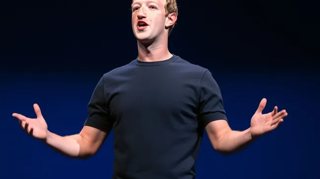 Chefdenker bei energischer Präsentation auf dunkler Bühne