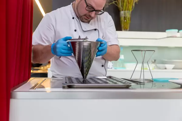 Chefkoch von Chino Latino Darrick Carter bereitet eine Köstlichkeit zu