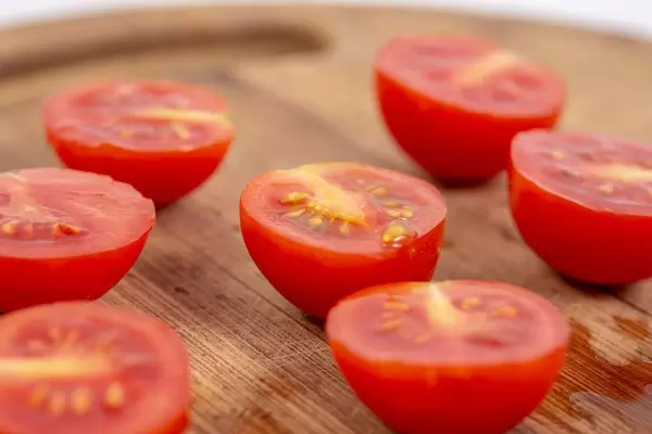 Cherry Tomaten in Hälfte geschnitten