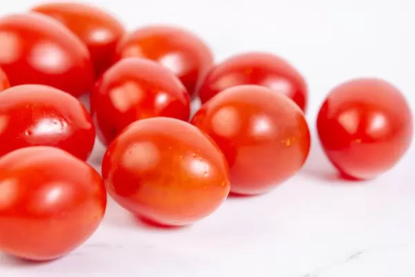 Cherry-Tomatoes-on-the-kitchen-marble-table.jpg