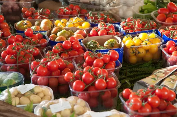 Cherrytomaten mit Rispen in Rom, Italien