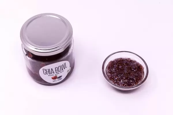 Chia Bowl - Chiapudding mit Apfelaroma in Glas und Schale auf weißem Hintergrund