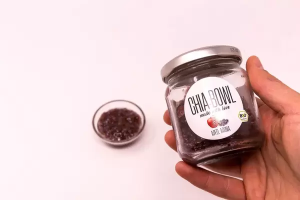 Chia-Bowl - Chiapudding with Apple Flavour in jar hold in hand and bowl in background