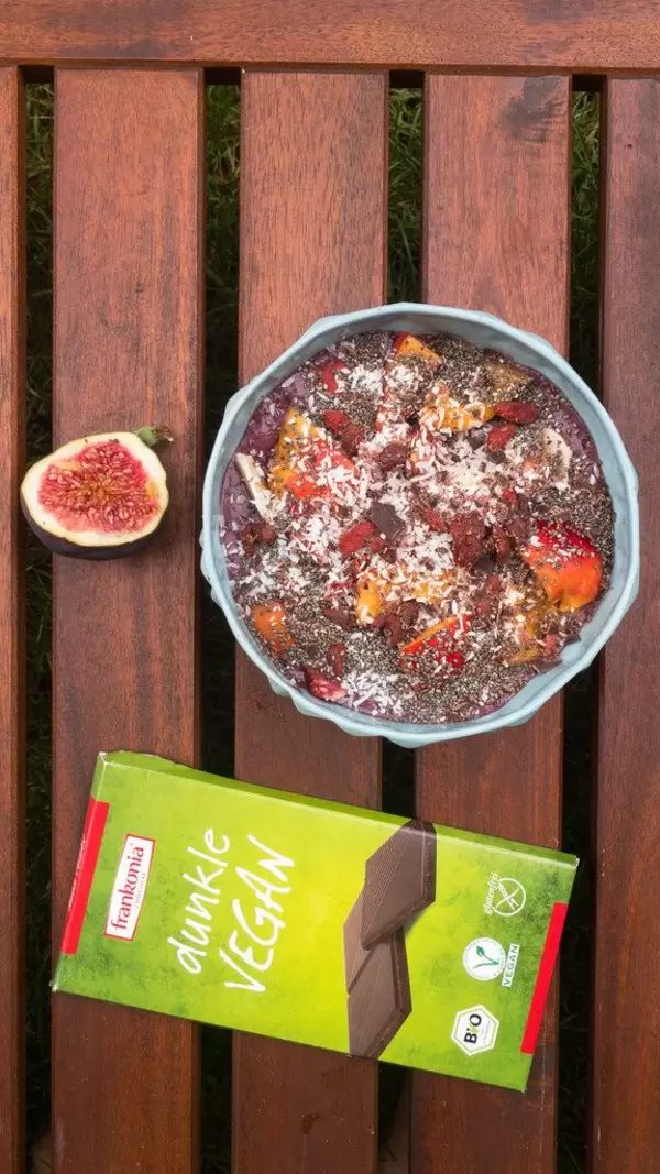 Chia-Bowl mit veganer Schokolade und Feigen