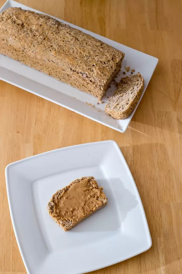 Chia Brot mit Mandelbutter