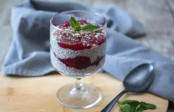 Chia-Pudding mit Erdbeermarmelade garniert mit Minze