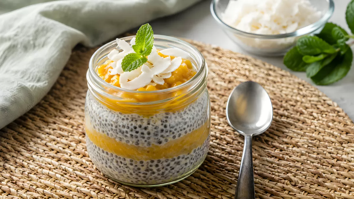 Chia-Pudding mit Mango und Kokosflocken im Glas