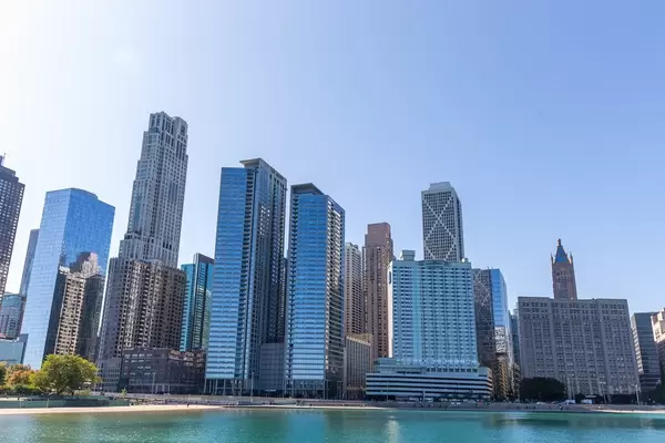 Chicago skyscrapers seen from the Michigan lakeshore on a sunny day: among others, the Onterie Center
