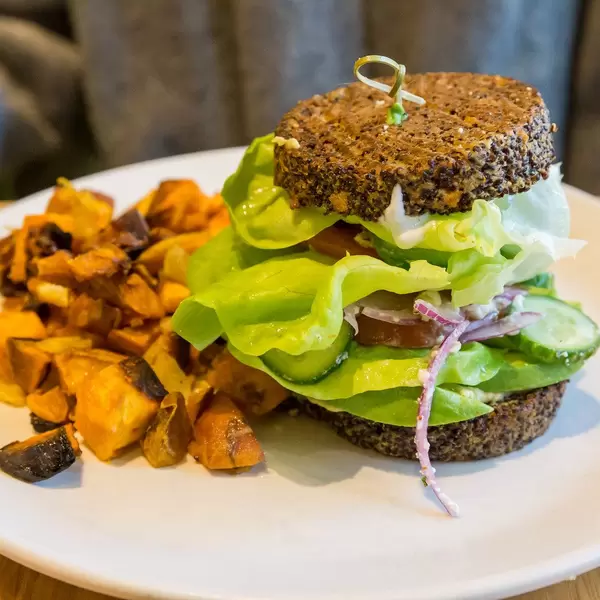 Chicago vegan und glutenfrei: Inside Out Quinoa Burger von True Food Kitchen mit Hummus, Tzatziki, Bio-Tomaten, Buttersalat, Gurke, rotem Zwiebel, Avocado und Feta