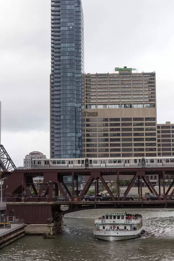 Chicago's Classic Lady passing under Lake Street Bridge