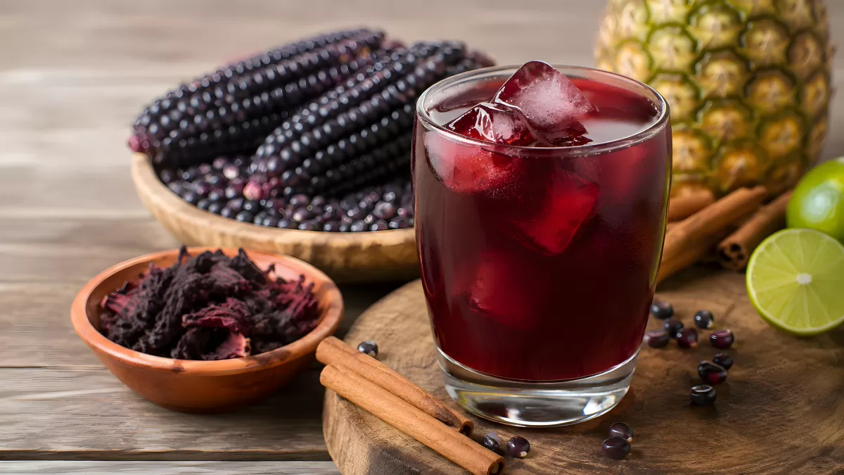 Chicha Morada mit Zutaten auf Holzbrett